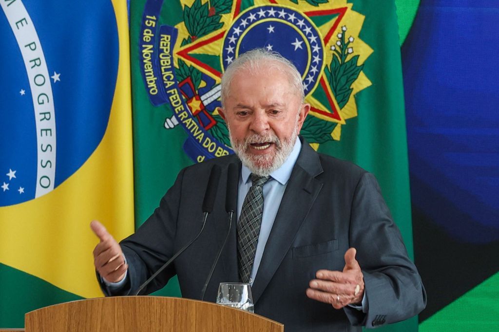 Lula destaca a importância da democracia contra o autoritarismo