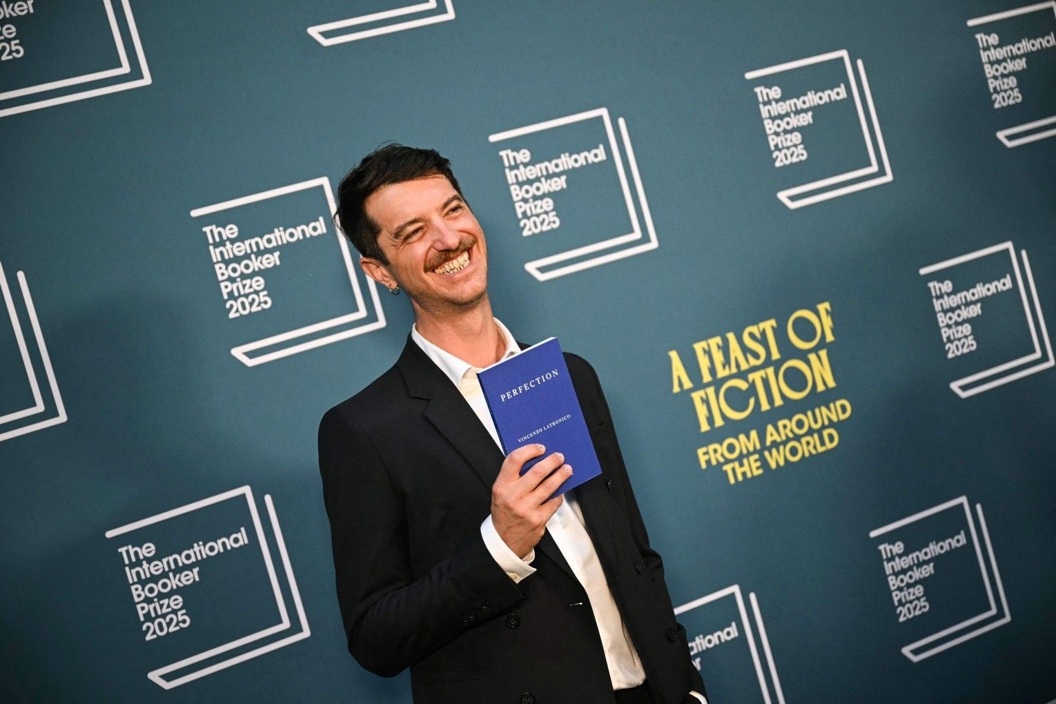 Vincenzo Latronico apresenta seu novo livro 'As Perfeições' no tapete vermelho. Reprodução: Globo