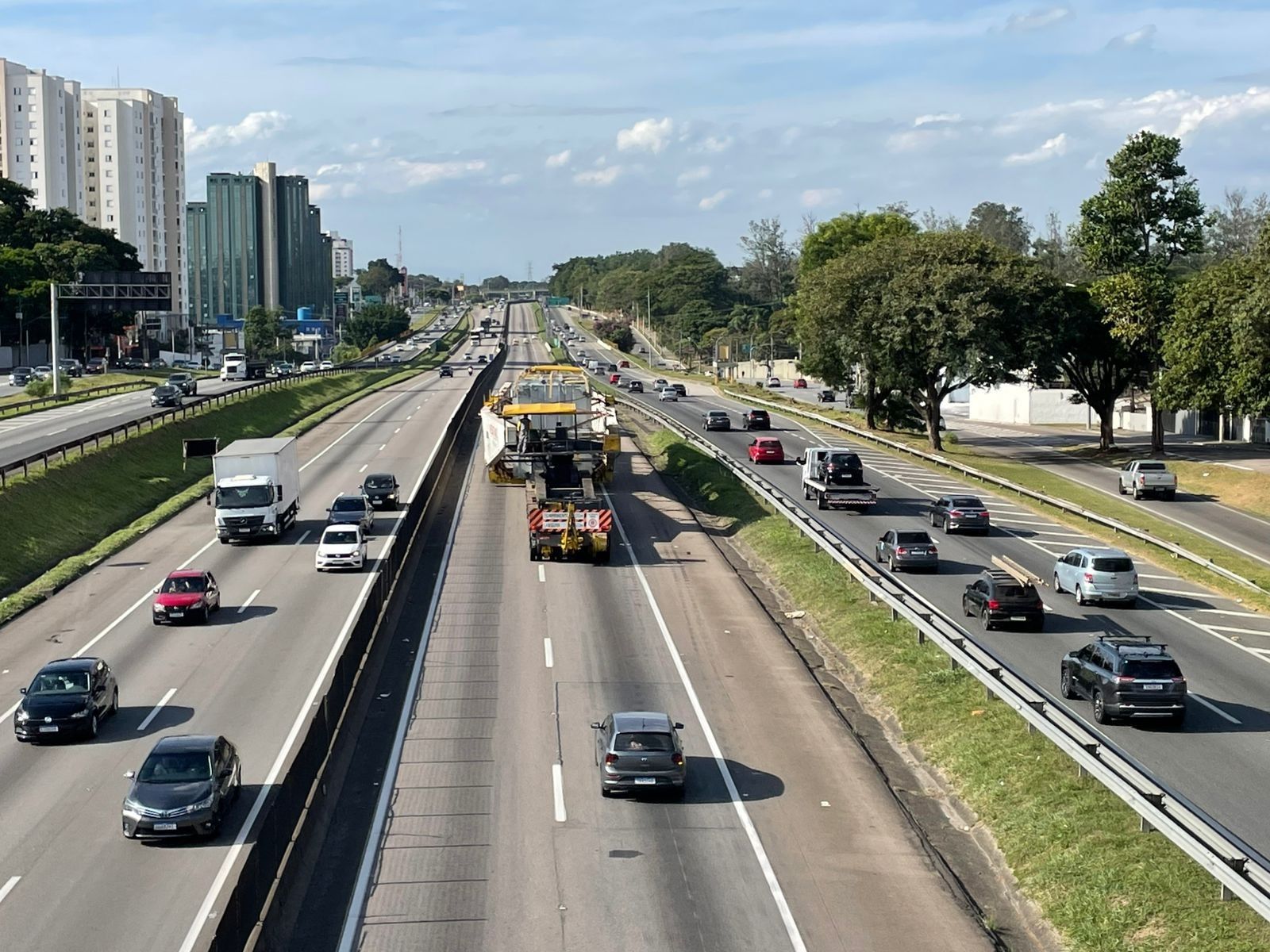 Polícia Rodoviária Federal monitora transporte de transformador de 614 toneladas na rodovia Presidente Dutra. Reprodução: Globo