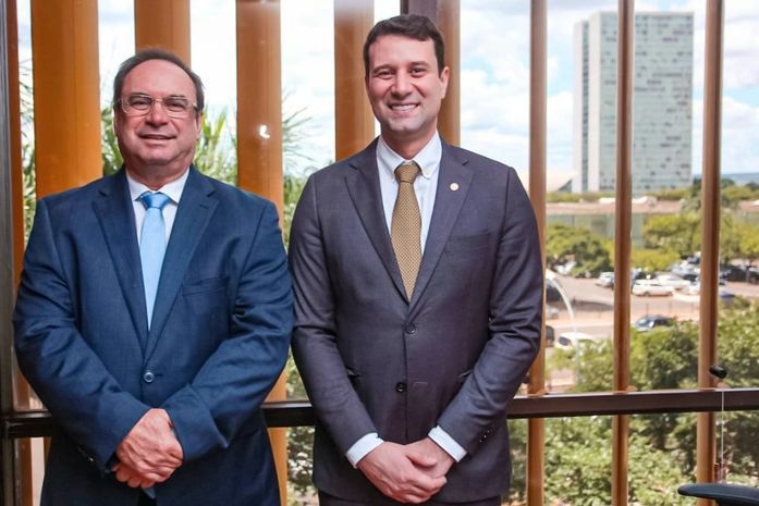 Deputado Daniel Barbosa ao lado do prefeito Luciano Barbosa, discutindo estratégias políticas. Reprodução: Ricardo Mota