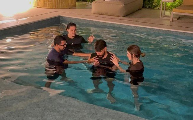 Lucas Paquetá é batizado em piscina com a presença do jogador Pedro, do Flamengo. Reprodução: iG Esporte
