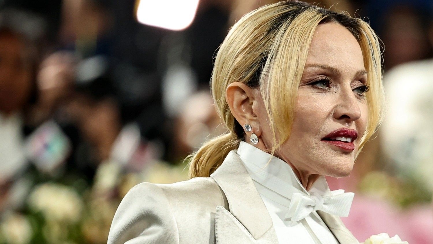 Madonna exibe visual mais natural em 2025, alimentando rumores de lifting facial e contorno da mandíbula. Reprodução: Retorno do item 11