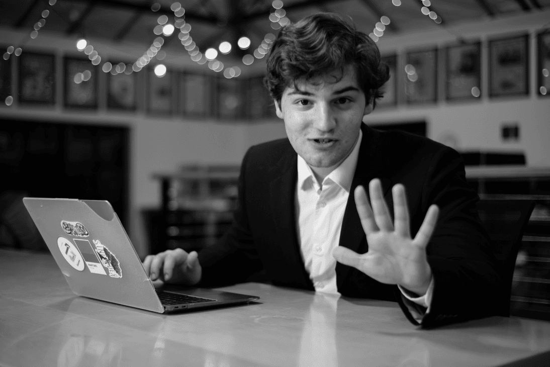 Repórter estrela de Stanford encara a cultura de startups financiadas em Silicon Valley. Reprodução: Techcrunch