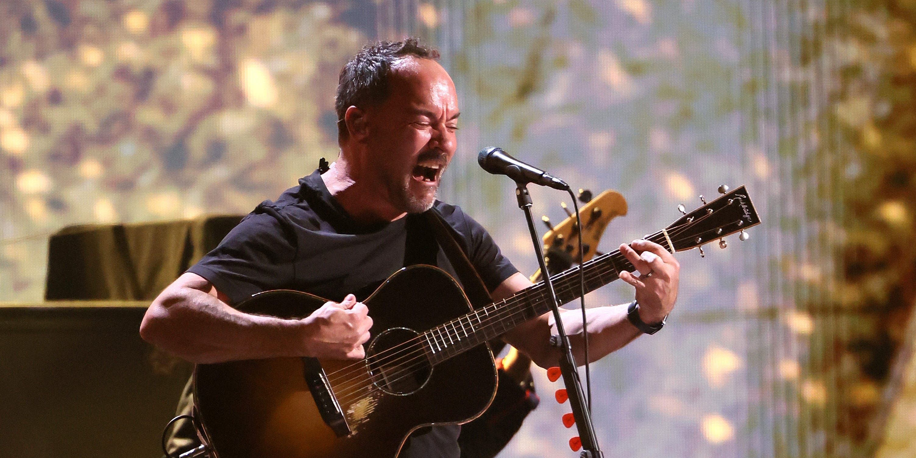 Dave Matthews se apresenta na cerimônia de indução do Rock & Roll Hall of Fame em Cleveland. Reprodução: Business Insider