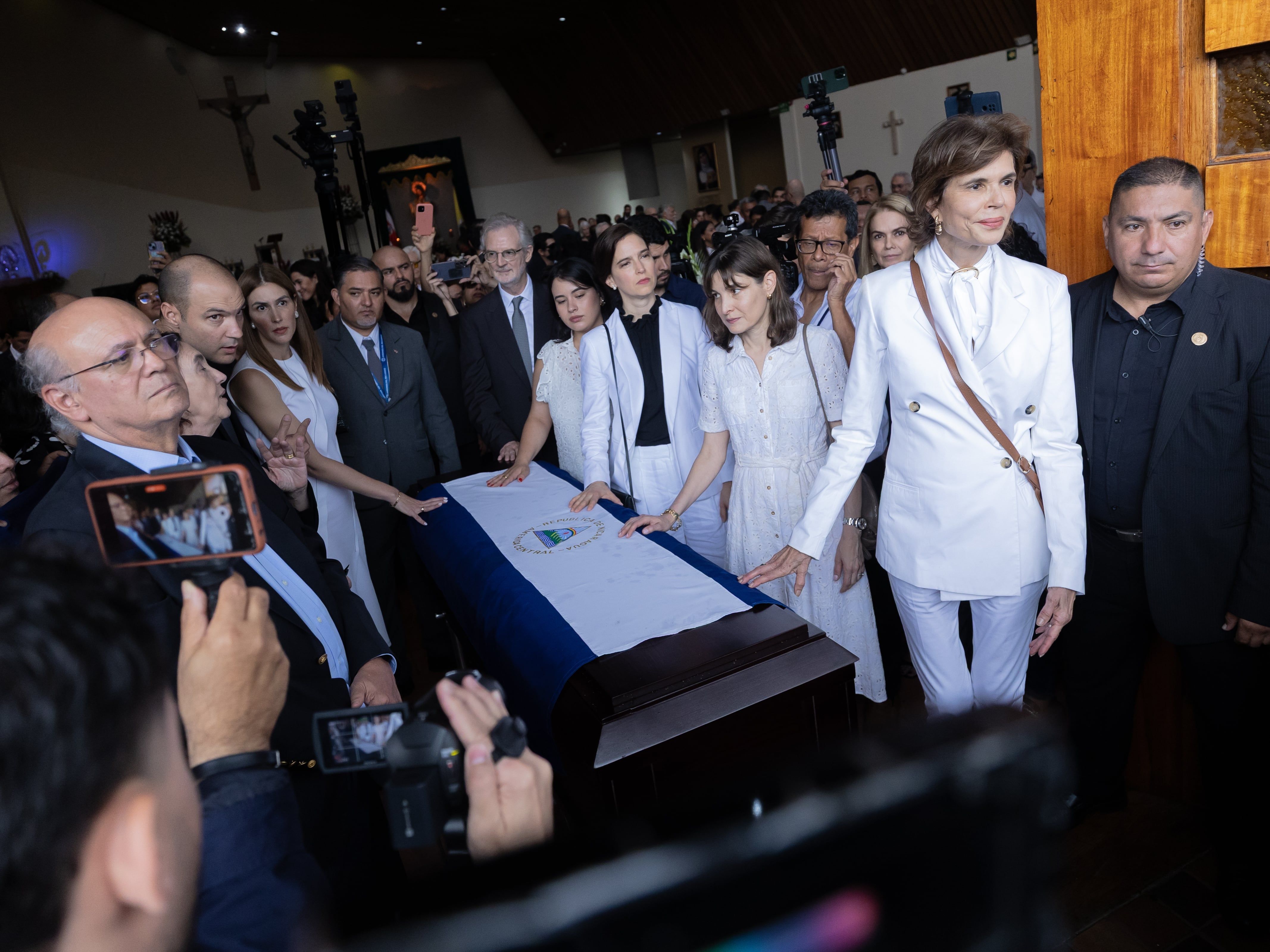 Cristiana e Carlos Chamorro prestam homenagens à mãe, Violeta Chamorro, em missa em San José. Reprodução: El País