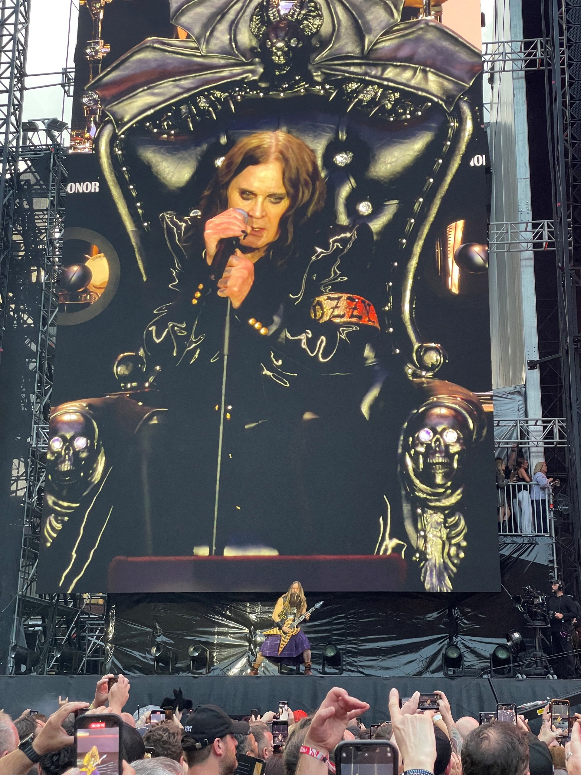 Fãs homenageiam Ozzy Osbourne em sua última apresentação com o Black Sabbath.; Reprodução: Globo