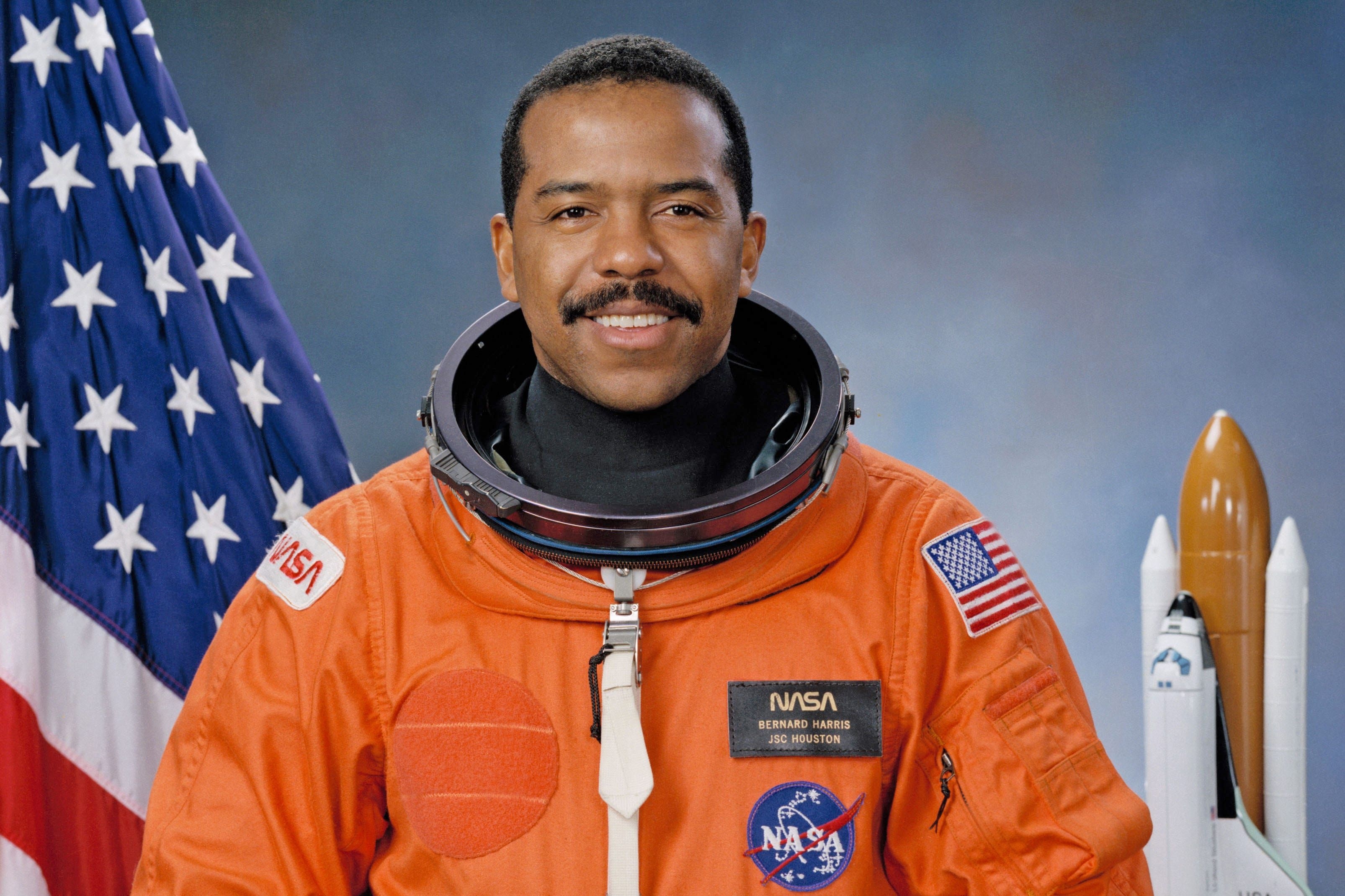 Dr. Bernard Harris, o primeiro homem negro a caminhar no espaço, reflete sobre sua trajetória e legado.; Legenda da imagem. Reprodução: Business Insider