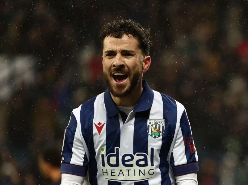 Michael Johnston brilha com duas assistências na vitória do West Bromwich sobre o Wrexam na Championship.; Reprodução: Globo