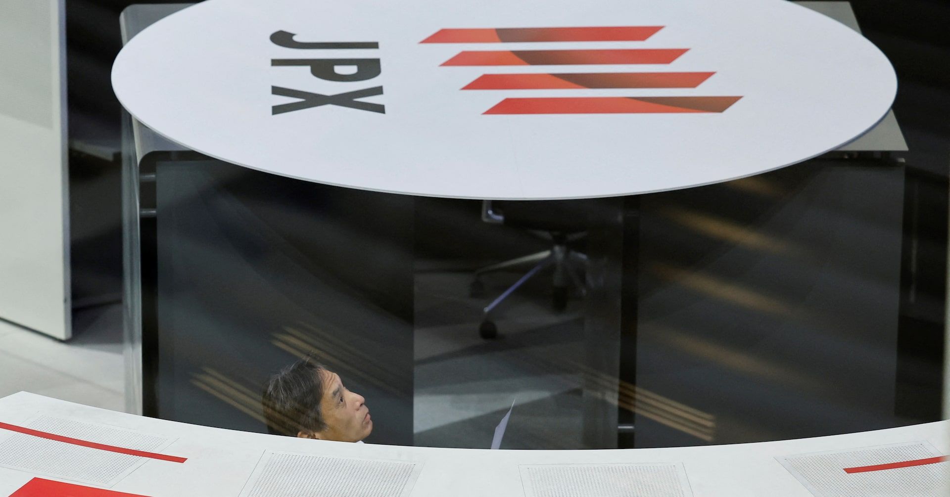 Bolsa de Tóquio apresenta alta após pausa de tarifas de Trump. Reprodução: Reuters