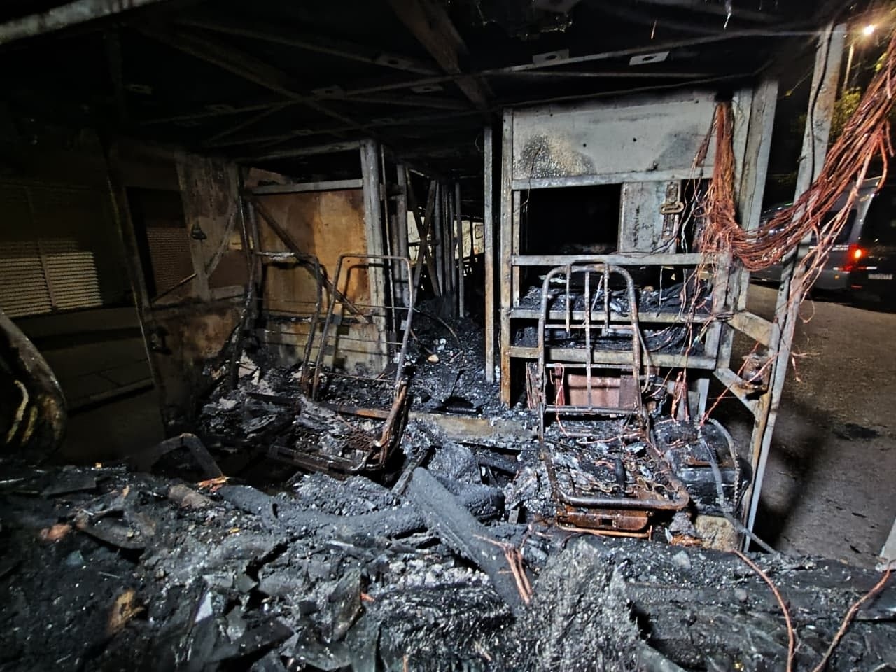 Interior do ônibus de turismo atingido por fogo em Porto Alegre, com bancos carbonizados. Reprodução: Raí Quadros/ RBS TV