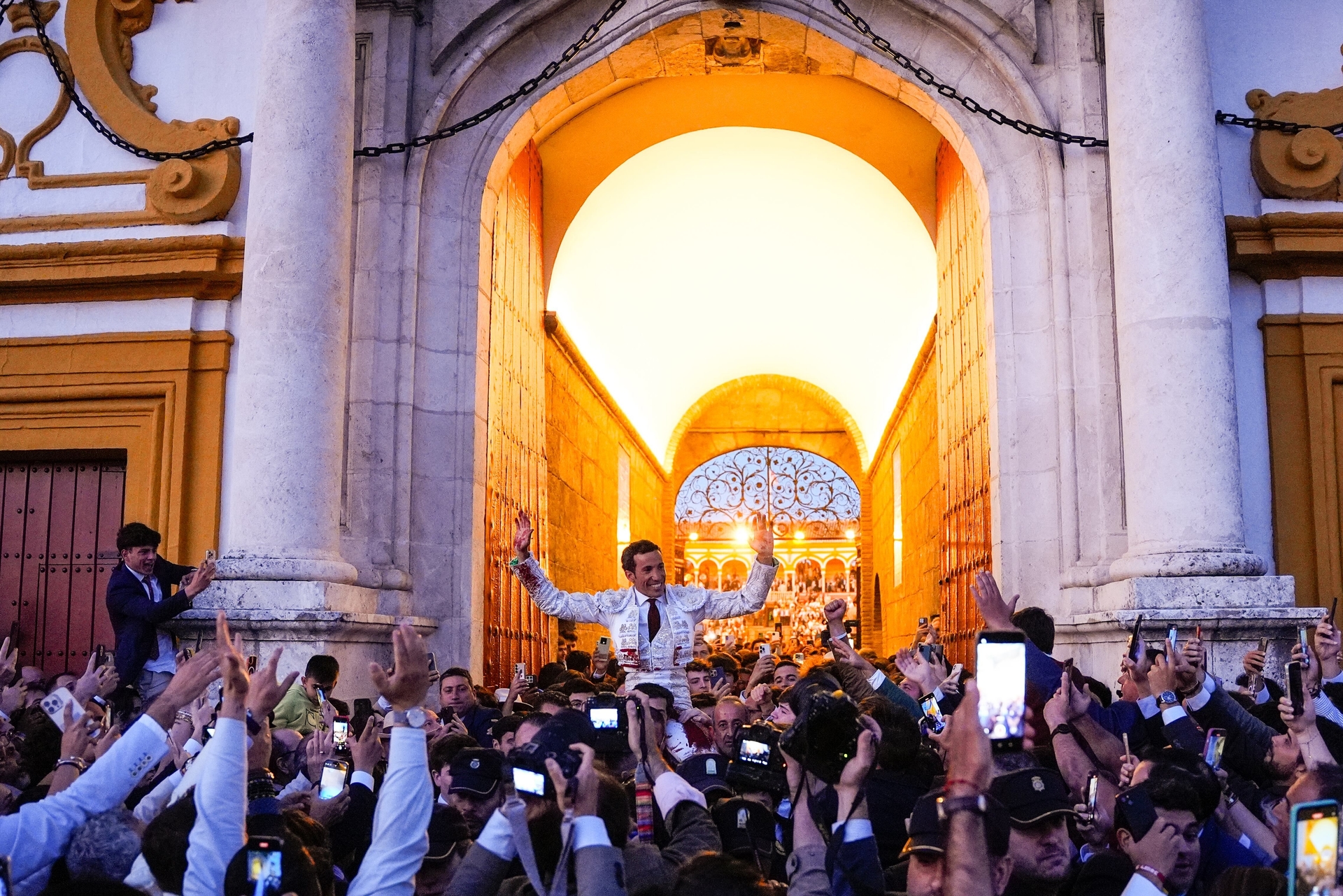 Morante de la Puebla retoma sua carreira com grande inspiração na Feria de Abril. Legenda da imagem. Reprodução: El País