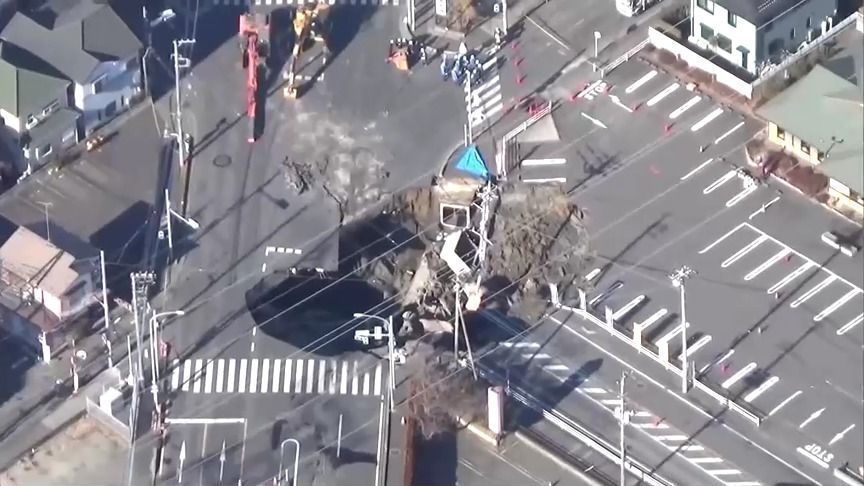 Cratera no Japão causa resgate de motorista em Saitama