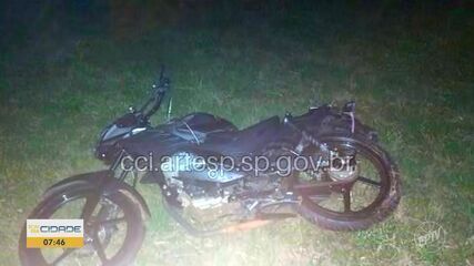 Motociclista morre após colisão com placa na SPA-074 em Araraquara. Reprodução: Globo