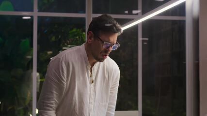 Renato desmaia no trabalho devido ao estresse, refletindo os perigos do burnon. Reprodução: gshow