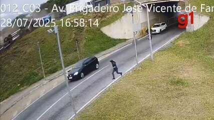 Caminhão tomba na Dutra em Taubaté, derrubando bobinas de aço e postes. Reprodução: Globo