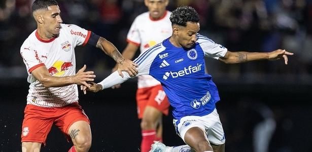 Jogadores disputam bola durante a partida entre Red Bull Bragantino e Cruzeiro. Reprodução: UOL
