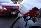 Abastecendo carro em posto de gasolina, possível aumento de preços dos combustíveis no Brasil com guerra no Irã. Reprodução: Economia