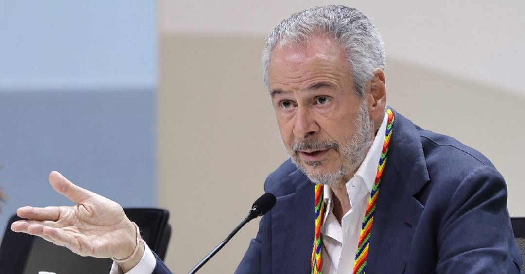 Jornalistas perguntam a autoridades na coletiva da COP30, em Belém, sobre avanços nas negociações climáticas.. Reprodução: VEJA