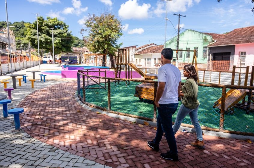 Vice-prefeito visita obras de revitalização nas praças de Fernão Velho em Maceió.; Reprodução: Assessoria