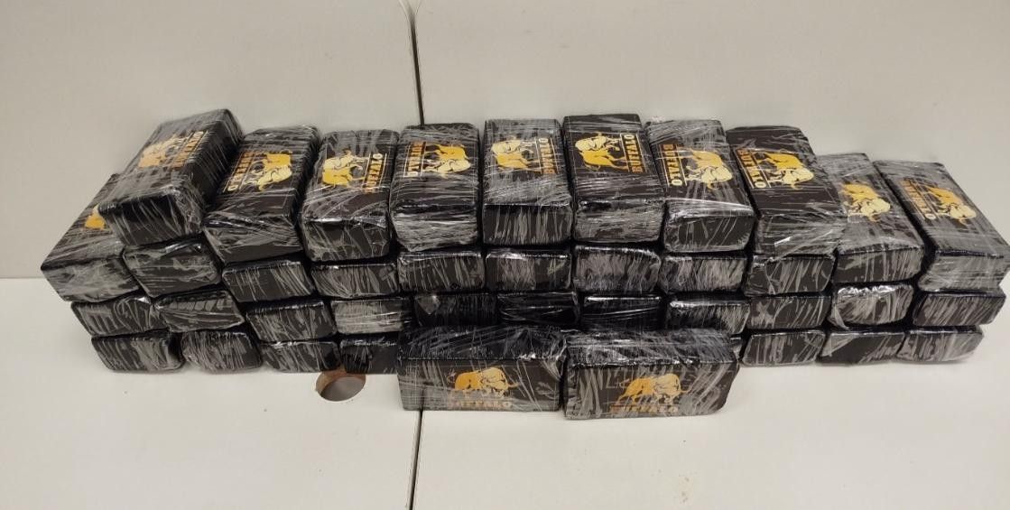 Motorista que transportava 50 quilos de cocaína em cabine de caminhão é preso na Dutra - Foto: O Globo