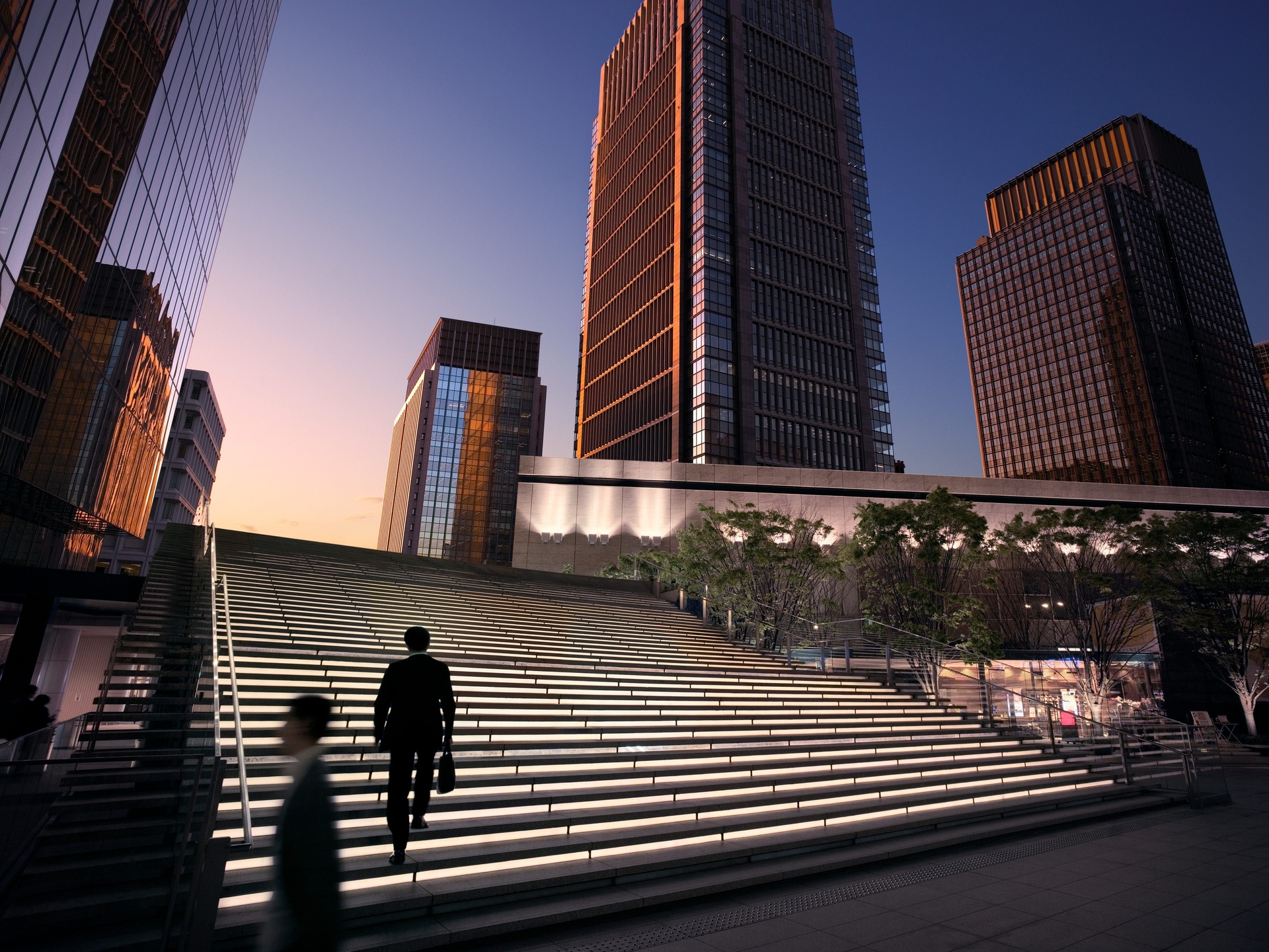 Profissional caminhando para o escritório, tema da matéria: melhores conselhos de carreira dados por executivos. Reprodução: Retorno do item 11