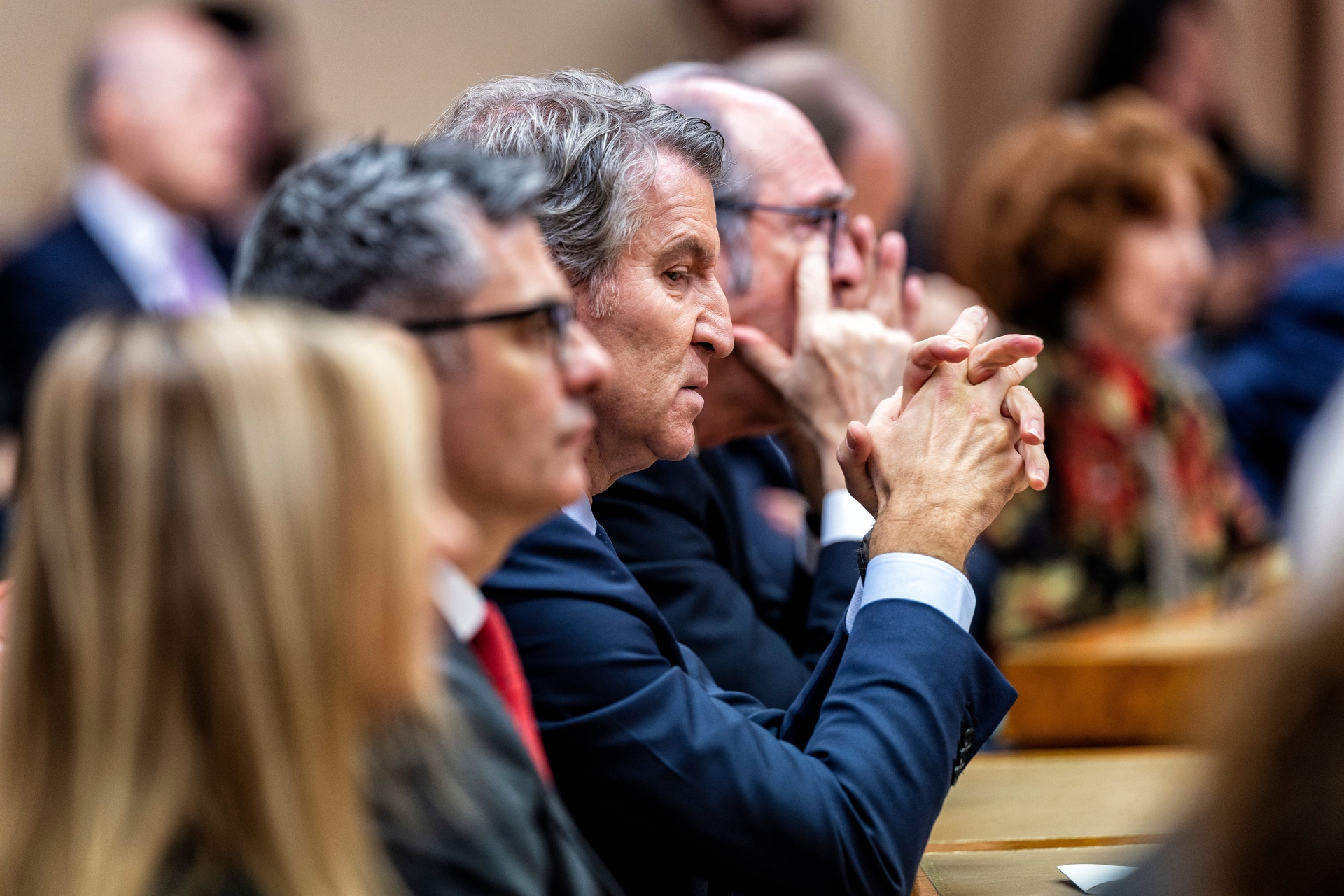 Felipe VI e a família real posam com participantes do coloquio sobre a Coroa na transição para a democracia. Reprodução: El País