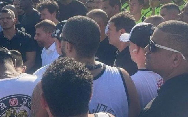 Torcedores do Vasco cobram atitude de jogadores em invasão ao CT. Reprodução: ig.com.br