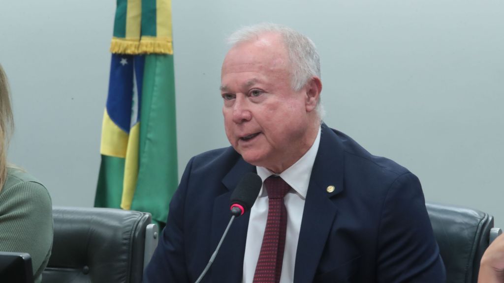 Paulo Azi Assume CCJ e Enfrenta Desafios Políticos