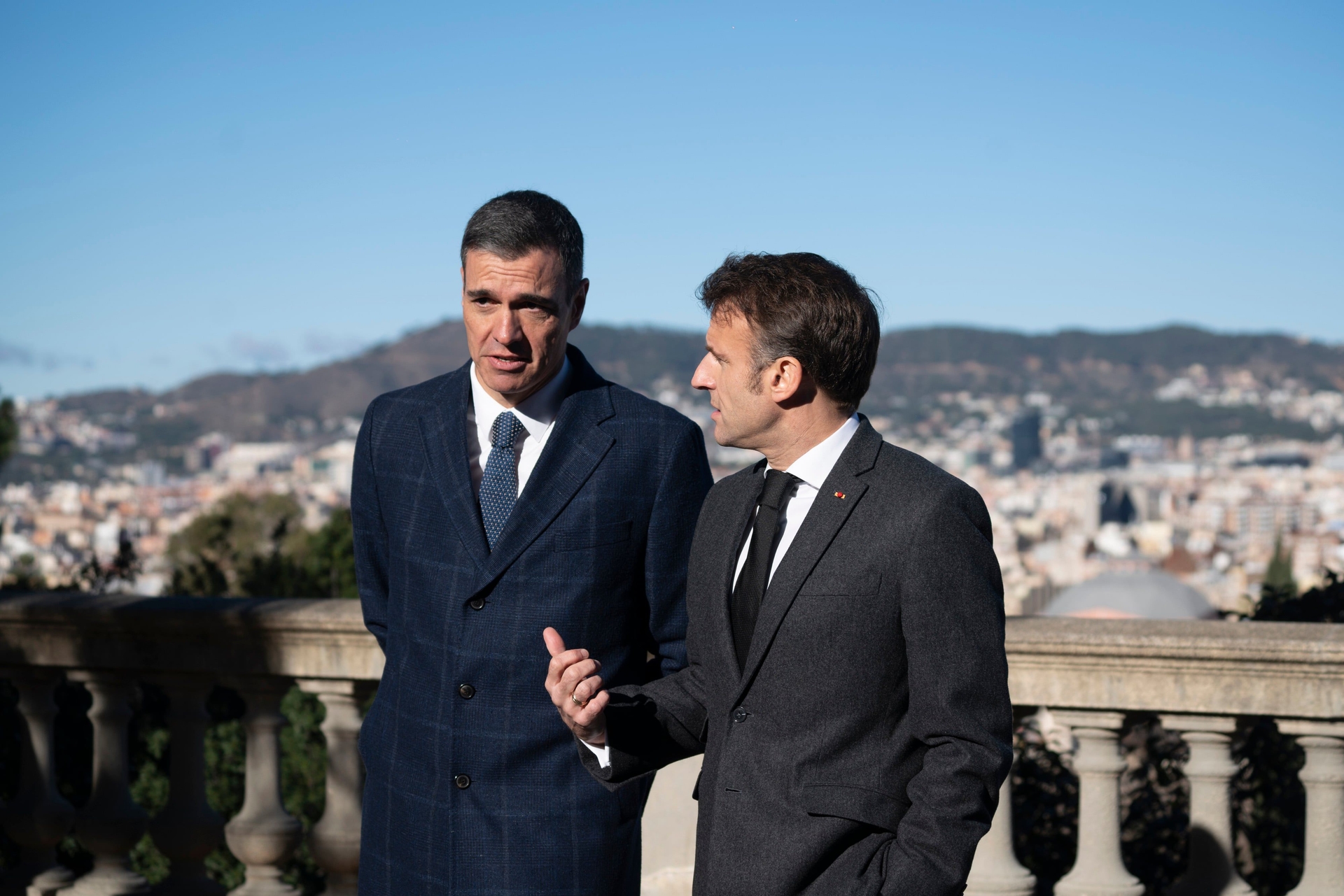 Presidentes Pedro Sánchez e Emmanuel Macron visitam o Museu Nacional de Arte da Catalunha. Reprodução: El País