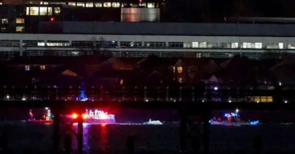 Avião Com 64 Pessoas Cai Após Colisão Com Helicóptero Militar