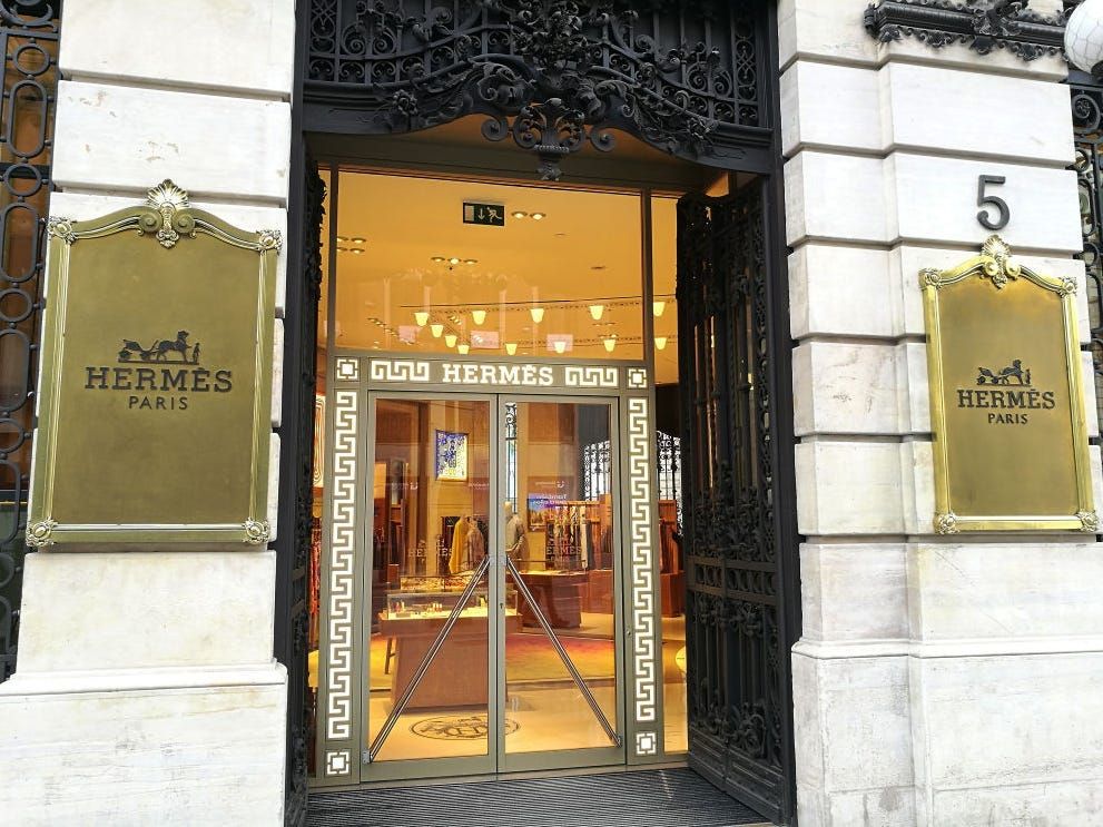 Exterior da loja Hermès, destacando a sofisticação e exclusividade da marca. Reprodução: Business Insider