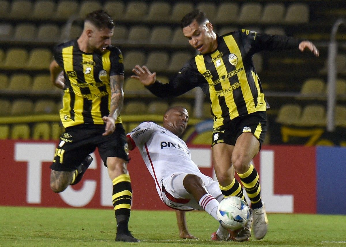 Flamengo comemora a vitória sobre o time venezuelano com gol de Juninho. Reprodução: Globo