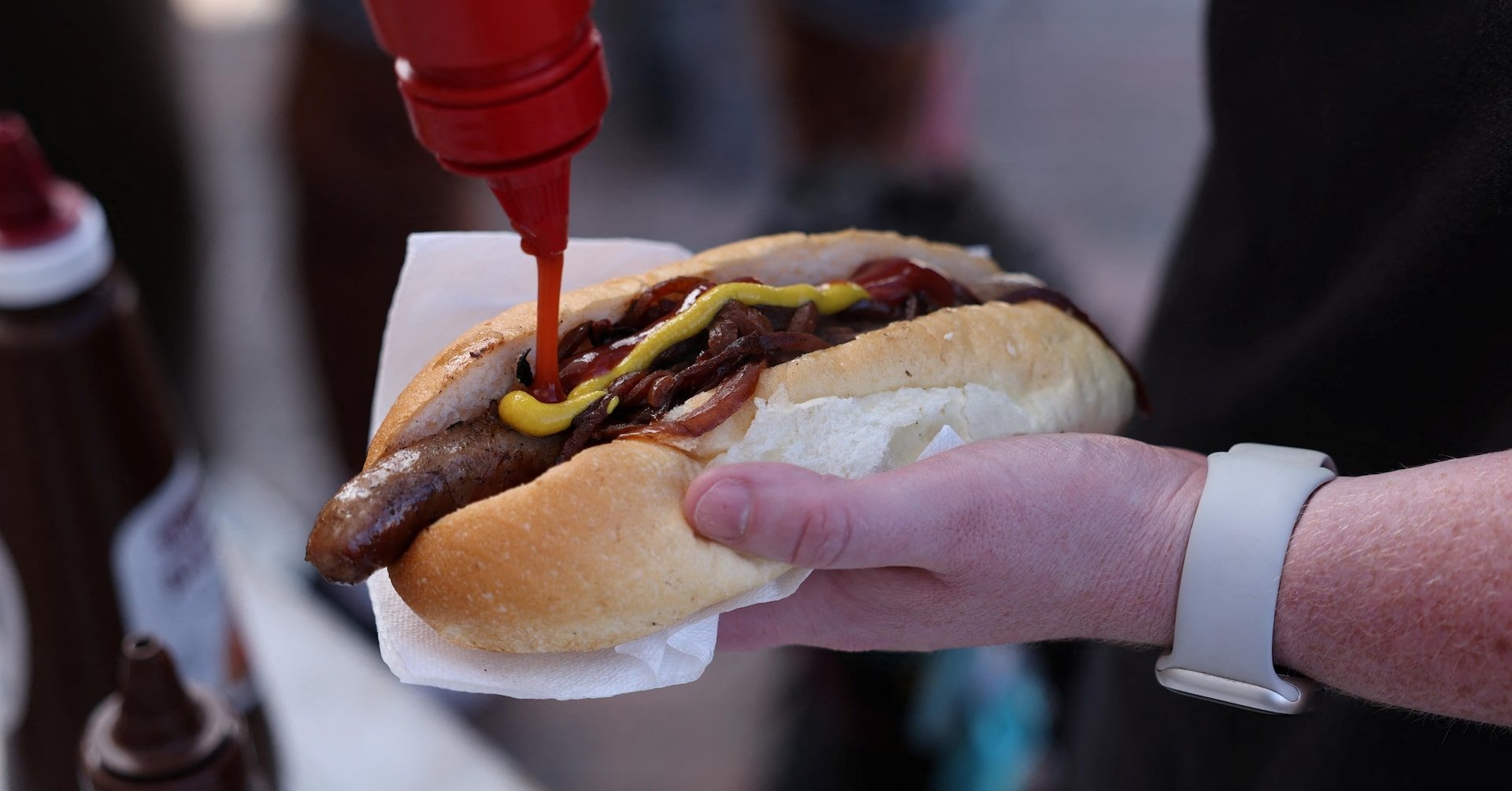 Eleitores australianos celebram o dia da votação com churrascos e trajes de banho coloridos. Reprodução: Reuters