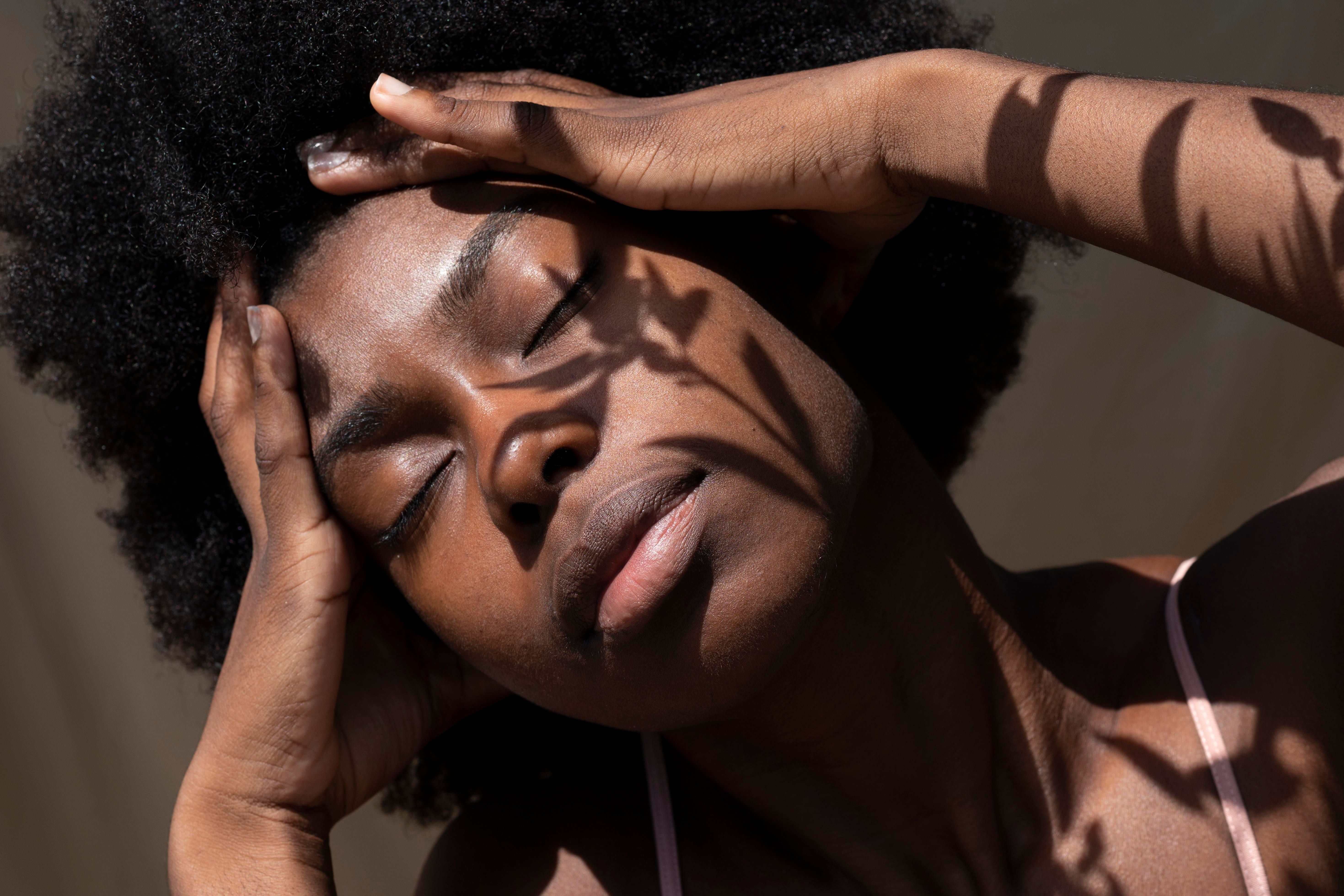 Mulheres adotam a beleza da pele saudável e natural, priorizando cuidados preventivos ao invés de intervenções agressivas. Legenda da imagem. Reprodução: Globo