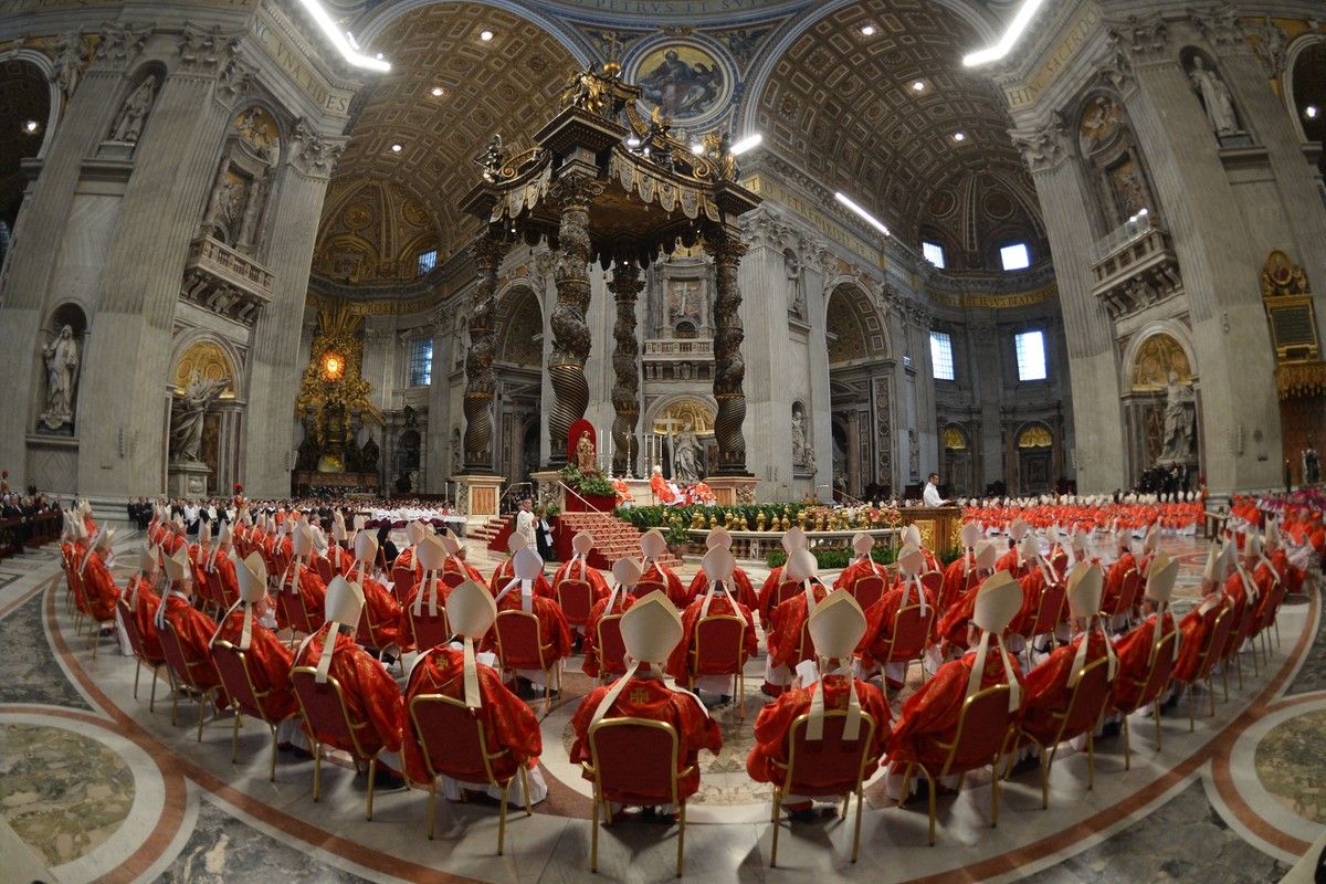 Cardeais participam de missa na Basílica de São Pedro antes do conclave. Reprodução: Globo
