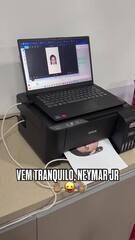 Torcedores do Sport confeccionam máscaras de Bruna Marquezine para provocar Neymar no jogo contra o Santos.; Legenda da imagem. Reprodução: Globo