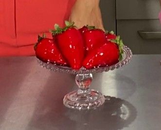 A confeiteira Karla Priscilia ensina a preparar o 'morango do amor' no programa Chef JPB. Reprodução: TV Cabo Branco