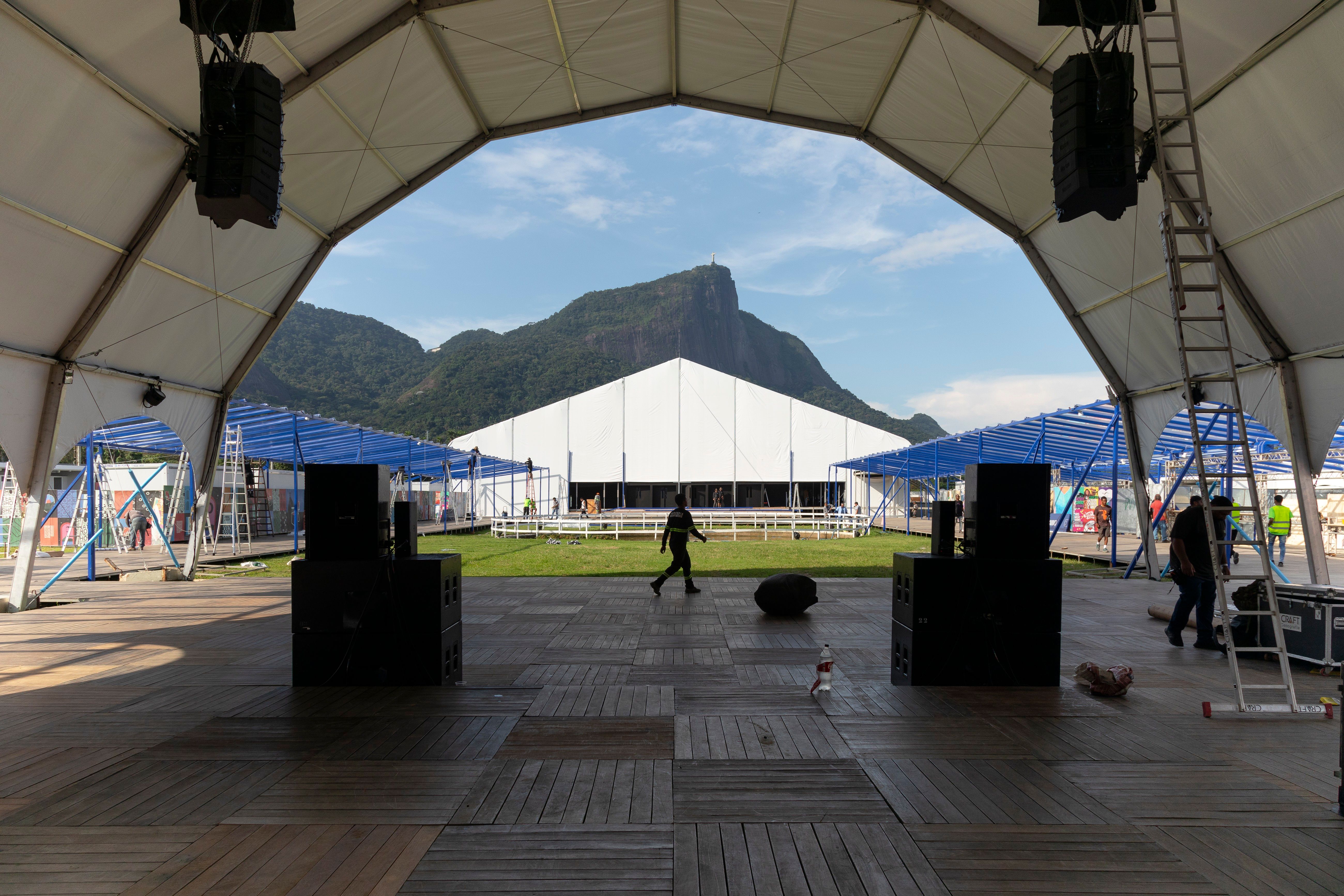 Palco montado para a Brava Arena Jockey no Rio, em preparação para a temporada 2025. Legenda da imagem. Reprodução: Retorno do item 11