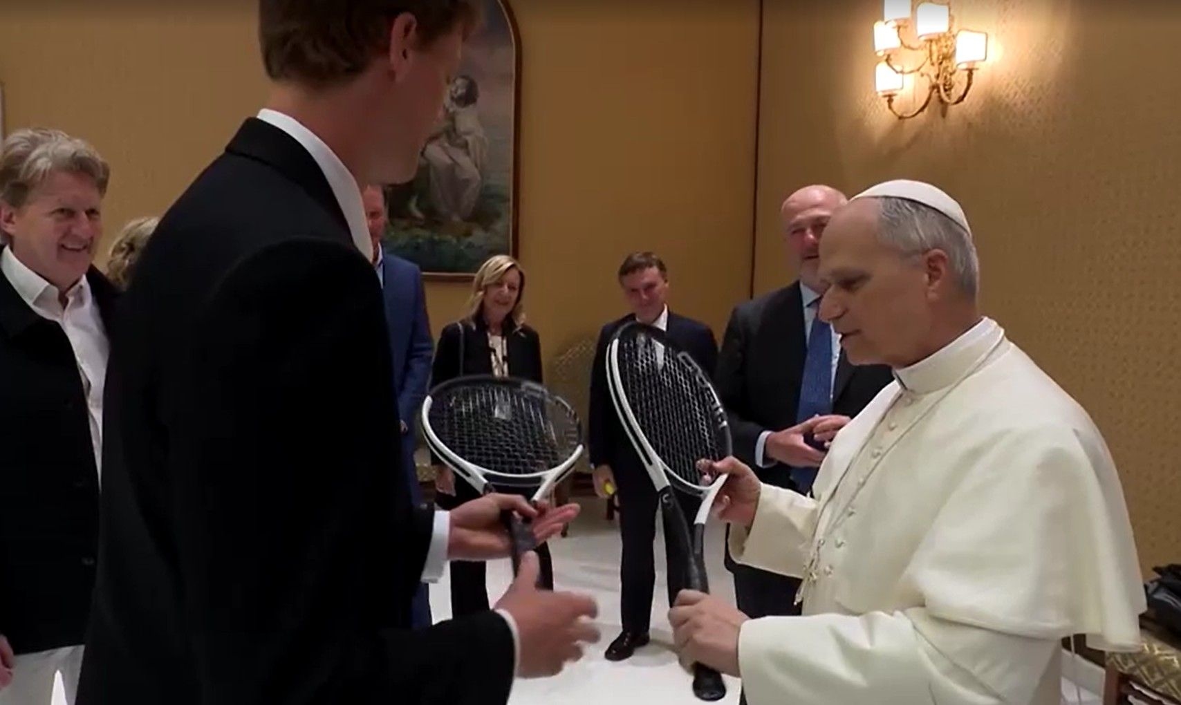 Papa Leão XIV e Jannik Sinner durante encontro no Vaticano. Reprodução: Vatican Media