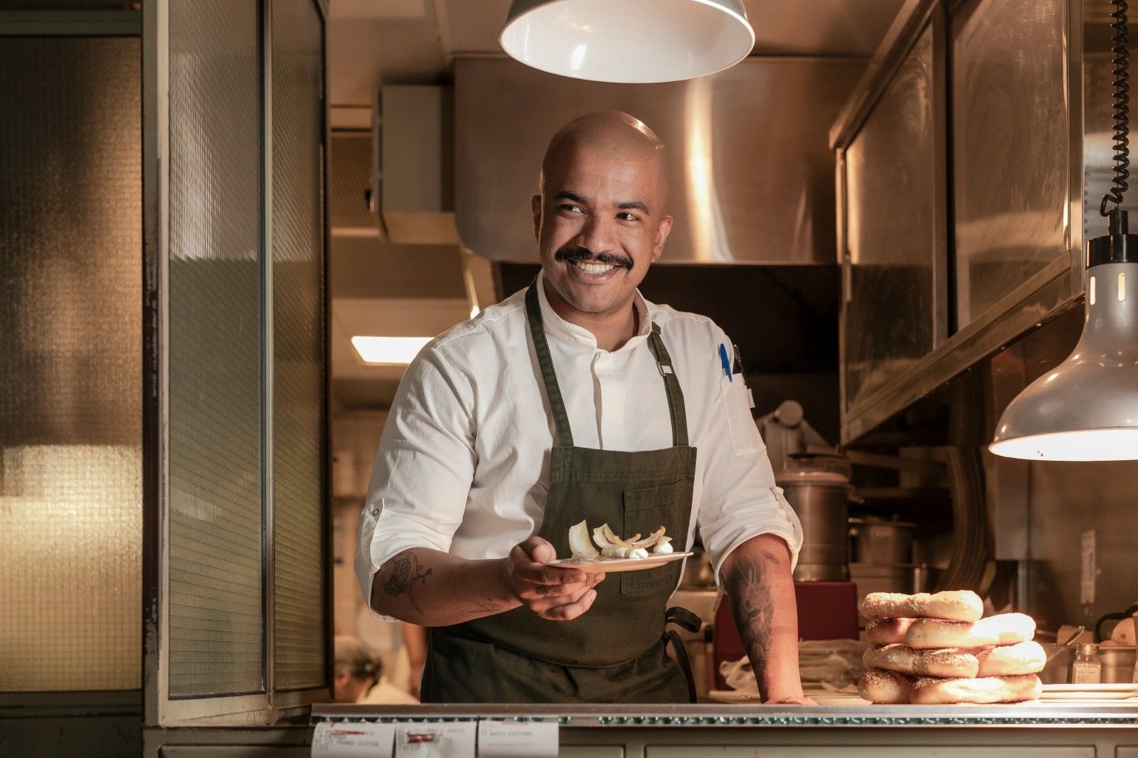 Benê Souza, chef revelação do SP Gastronomia, comanda a cozinha do Z Deli. Legenda da imagem. Reprodução: Retorno do item 11