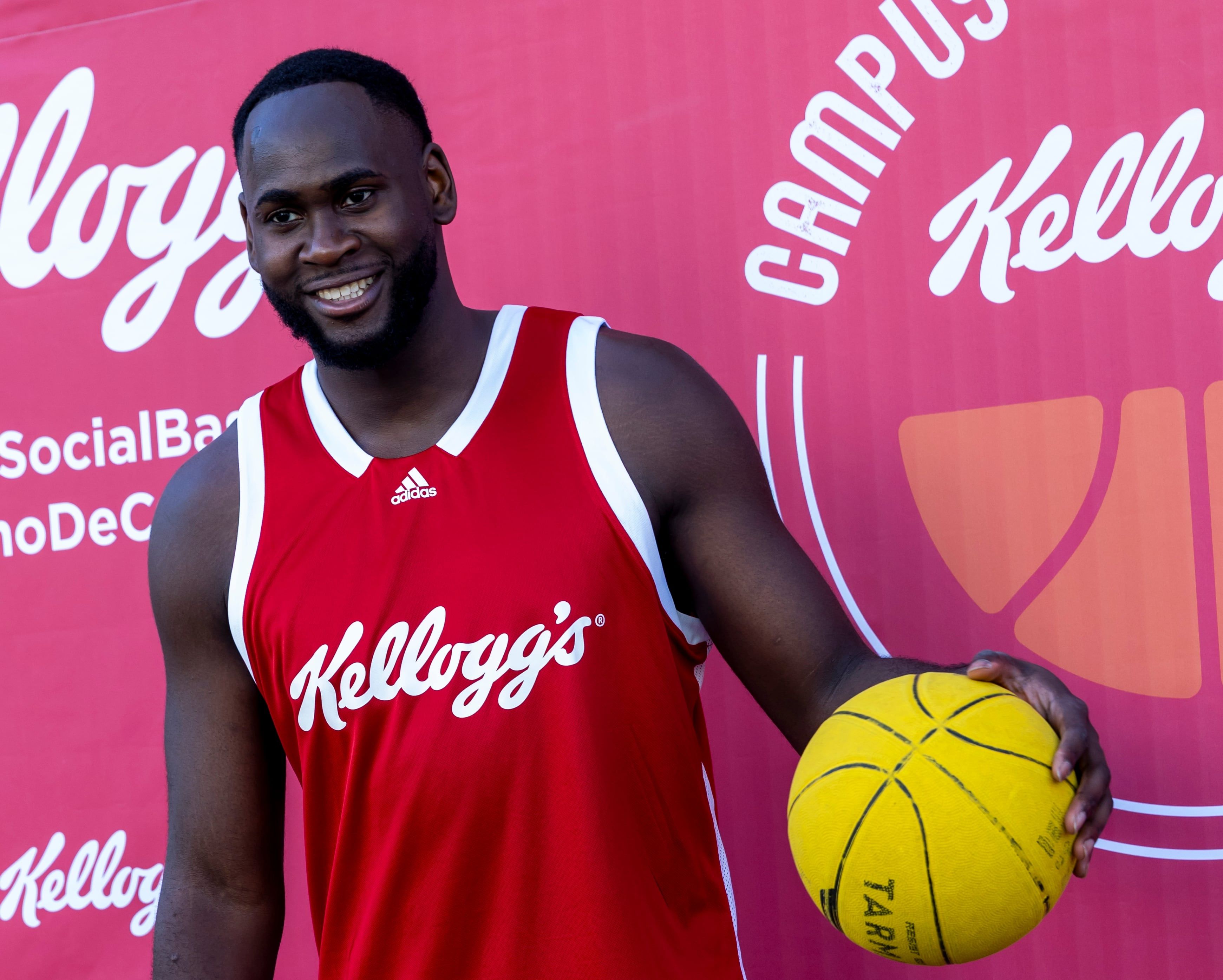 Usman Garuba participa em atividade social em Vallecas enquanto aguarda a chegada de sua filha. Reprodução: El País