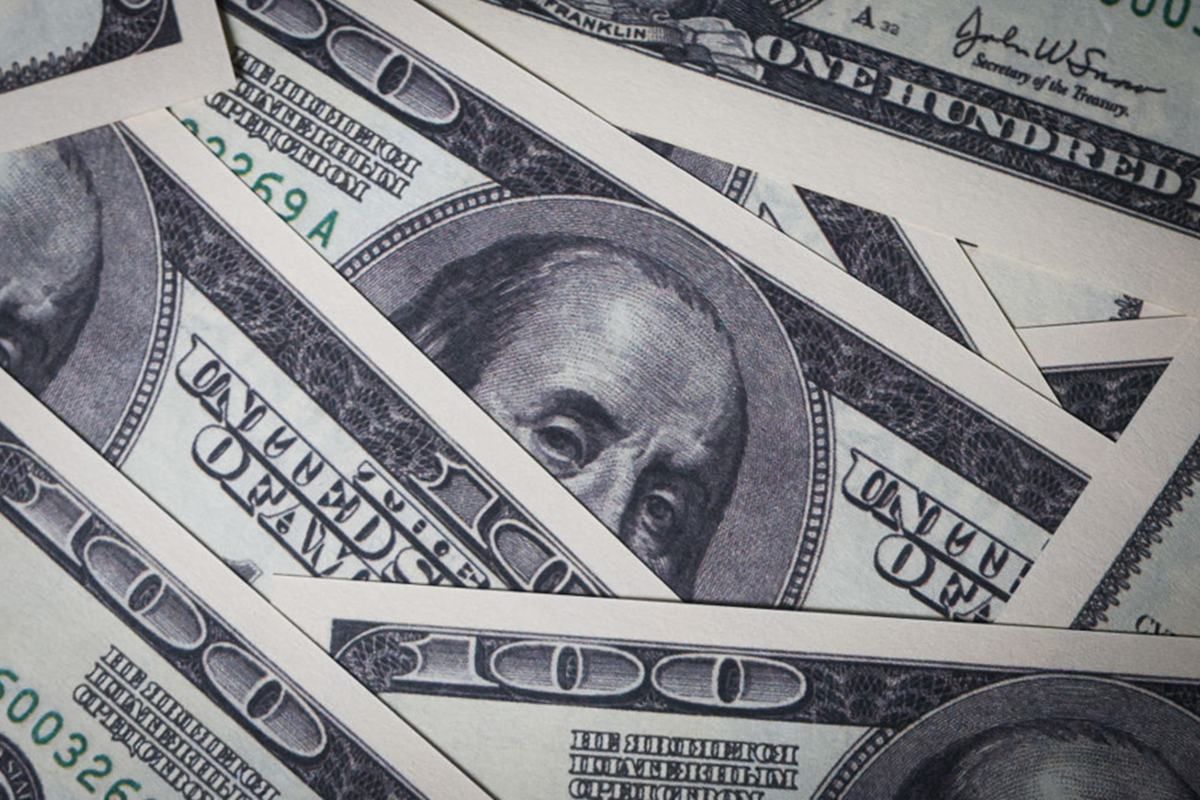 Dólar cai com novo tarifaço de Trump e reações globais