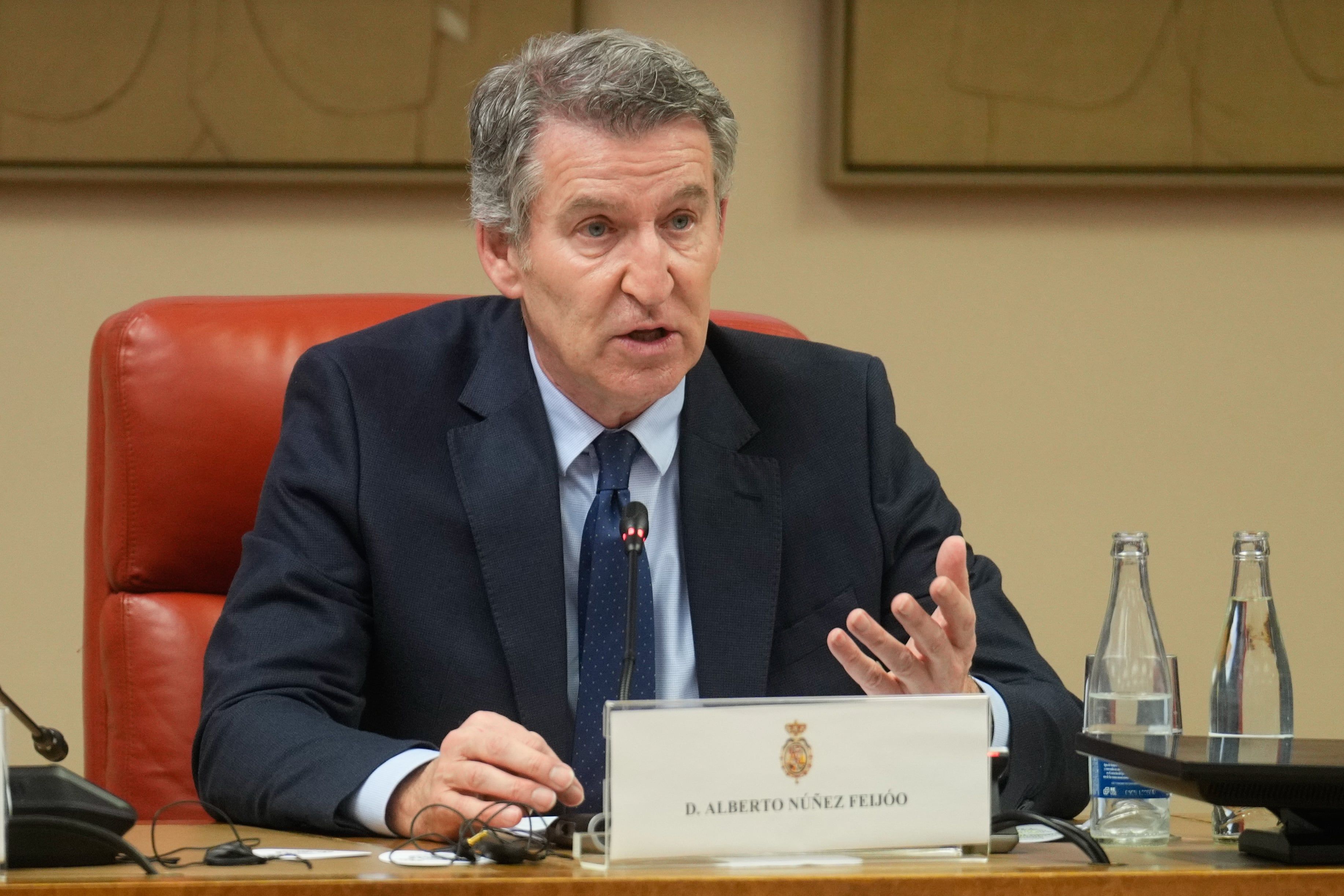 Feijóo segura o fuzil na foto da reportagem. Reprodução: Elpais