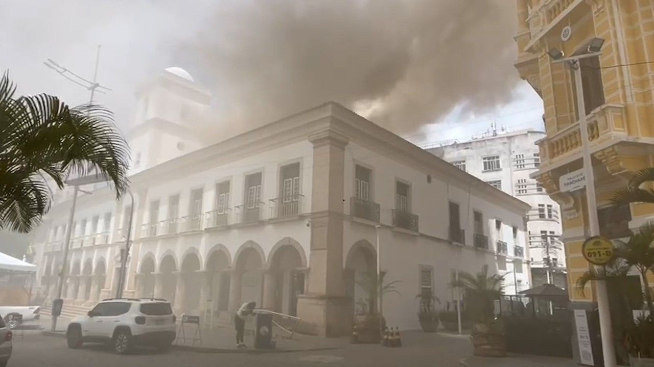 Incêndio provoca evacuação na Câmara de Salvador