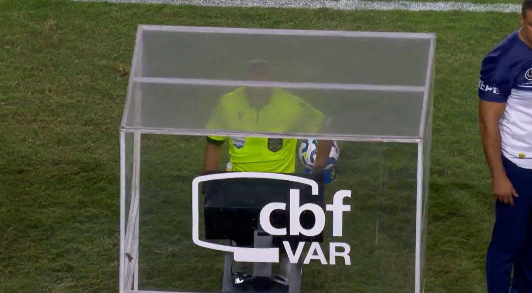 Árbitros discutem lance polêmico envolvendo atacante vascaíno e zagueiro rival. Reprodução: Globo