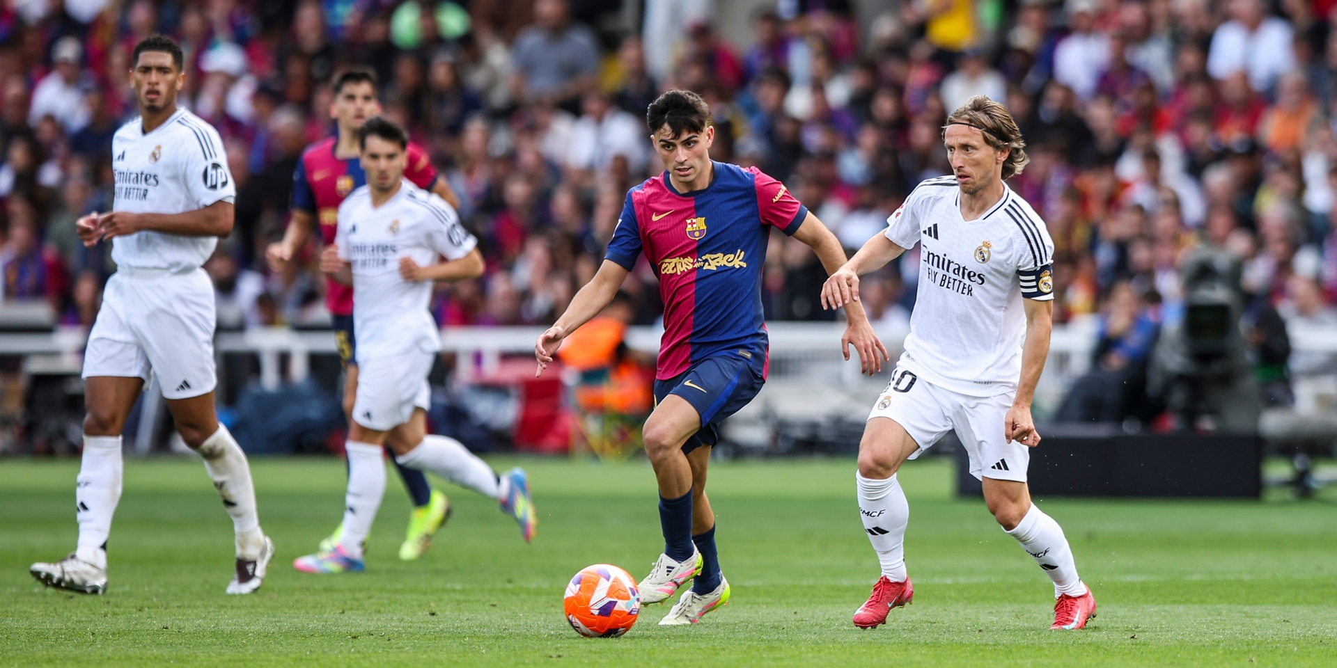 Pedri e Modric disputam a bola durante o clássico entre Barcelona e Real Madrid na La Liga 2025-2026. Reprodução: Business Insider