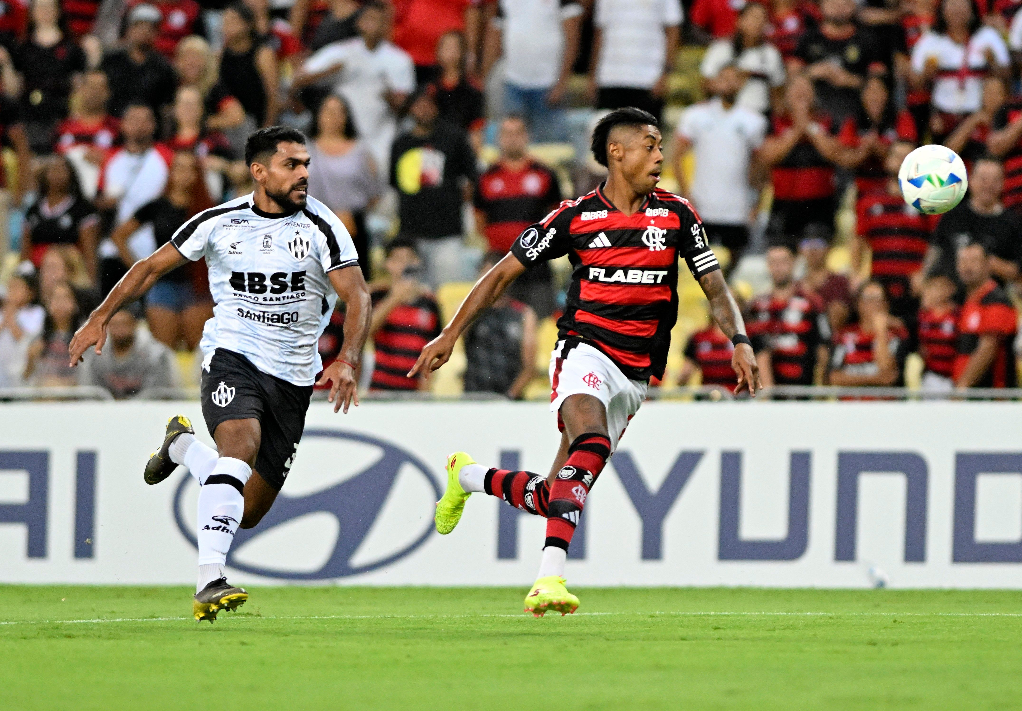 Bruno Henrique em ação: Flamengo luta por resultados na Libertadores. Reprodução: Globo