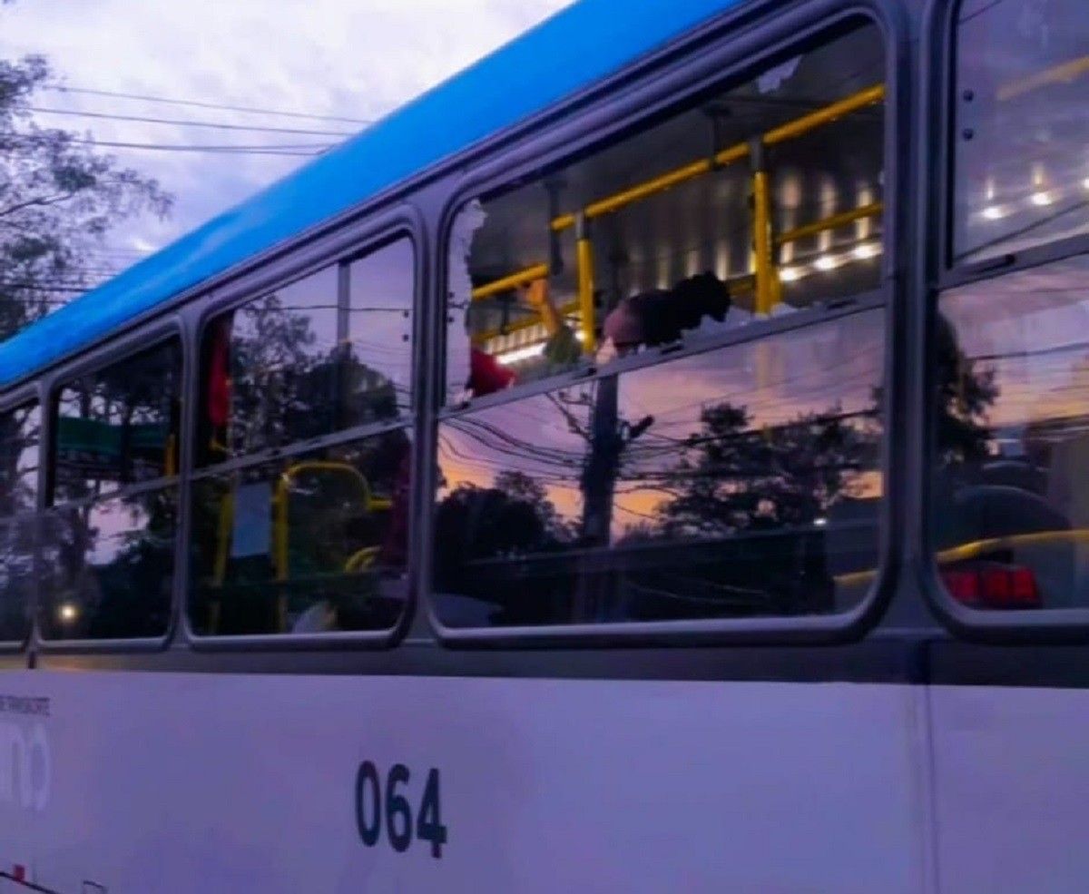 Passageira ferida após ônibus ser atingido por pedra em Juiz de Fora. Reprodução: Consórcio Via JF