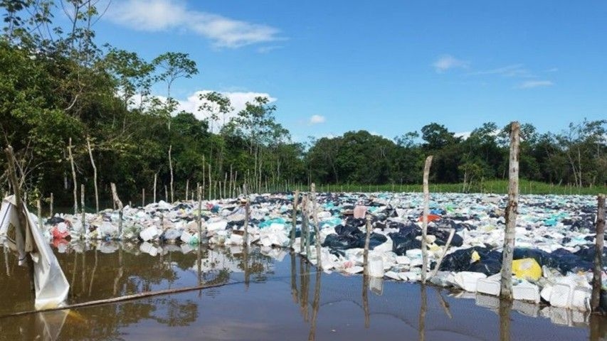 Descarte irregular no Rio Javarizinho representa ameaça ao meio ambiente e à saúde de moradores da região. Legenda da imagem. Reprodução: O Globo