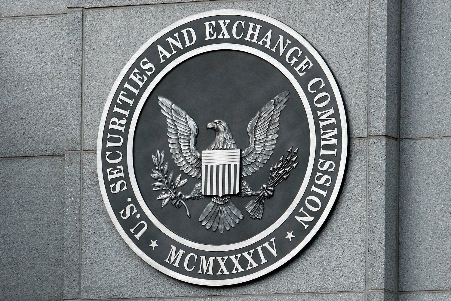 A Comissão de Valores Mobiliários dos EUA reforça regulamentações para criptomoedas com apoio de Trump. Reprodução: Gizmodo